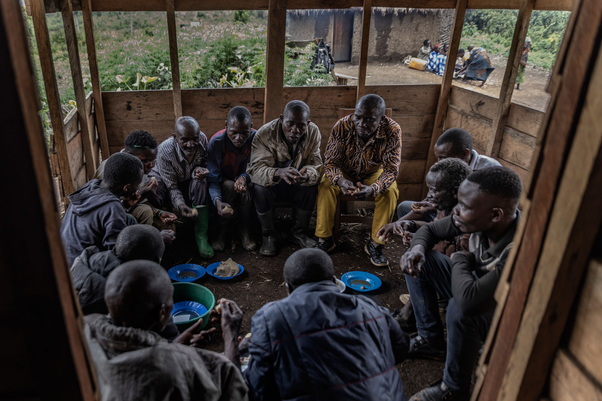 Bugamanda, parc national de Kahuzi-Biega, 3 septembre 2021. Les anciens de la communauté Batwa se réunissent autour du chef de village pour discuter de la situation du village. © Guerchom Ndebo pour la Fondation Carmignac.