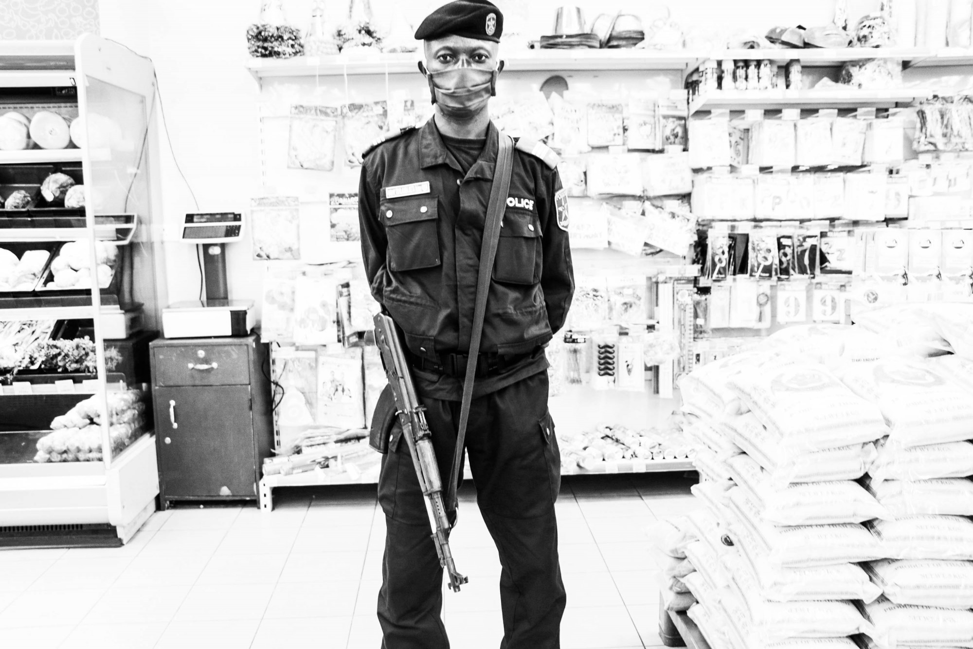 Un policier congolais fait respecter la distanciation sociale et le port du masque dans un supermarché. Kinshasa, RDC, mai 2020. © Justin Makangara pour la Fondation Carmignac