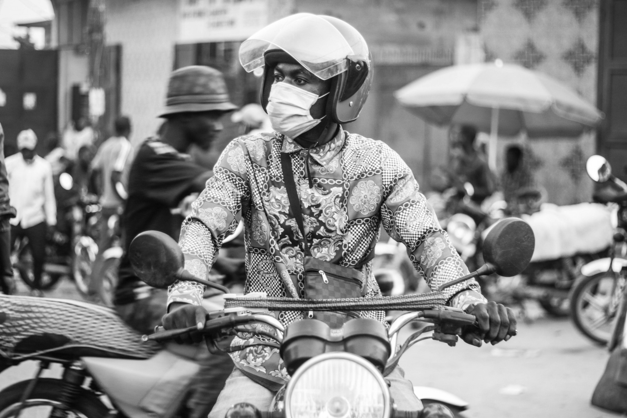 Kinshasa, RDC, mai 2020. Jules, conducteur de moto-taxi, porte un masque dans le quartier de Mbudi. © Justin Makangara pour la Fondation Carmignac