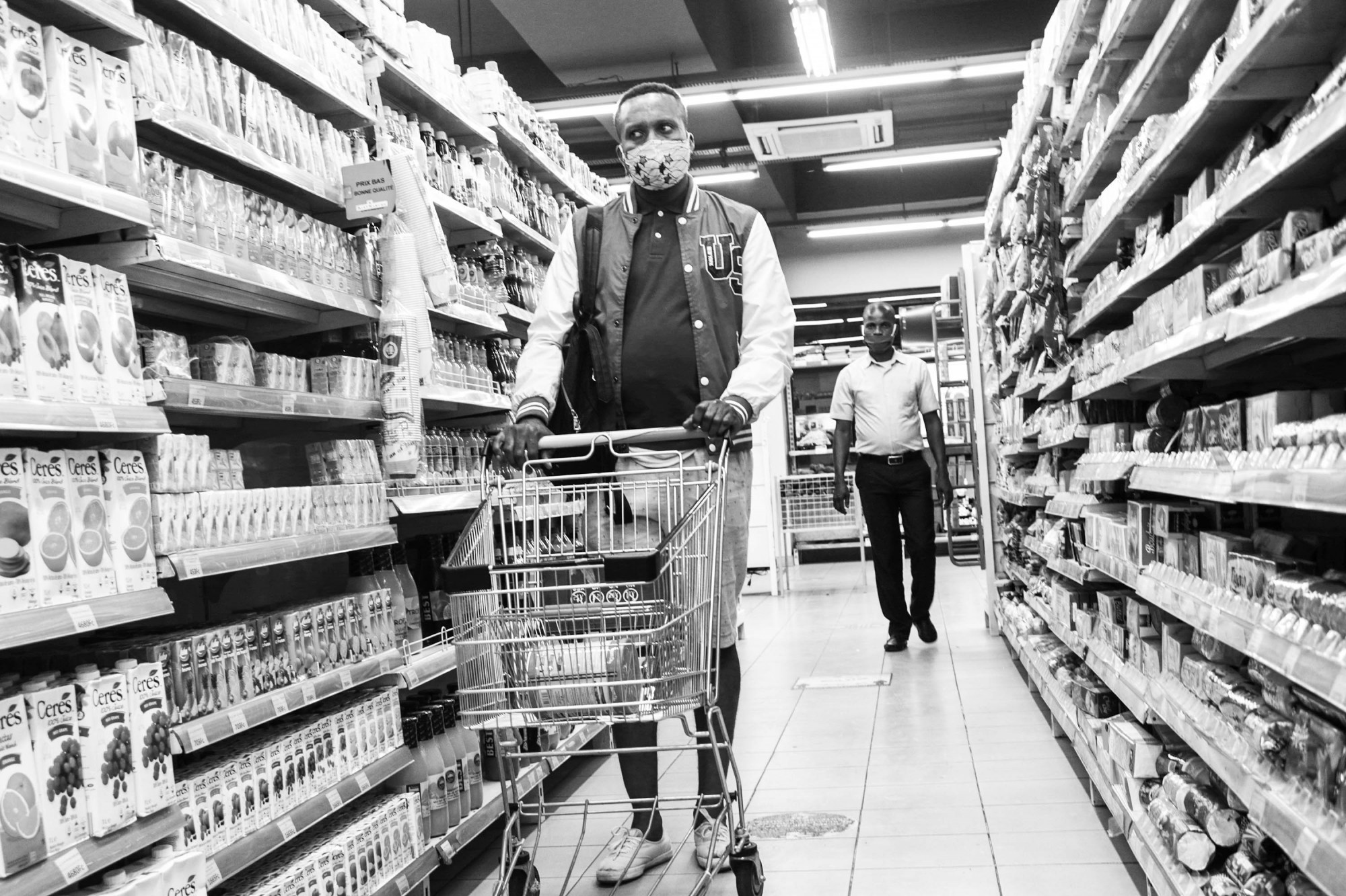 Les masques et la distanciation sociale sont obligatoires dans les principaux supermarchés. © Justin Makangara pour la Fondation Carmignac