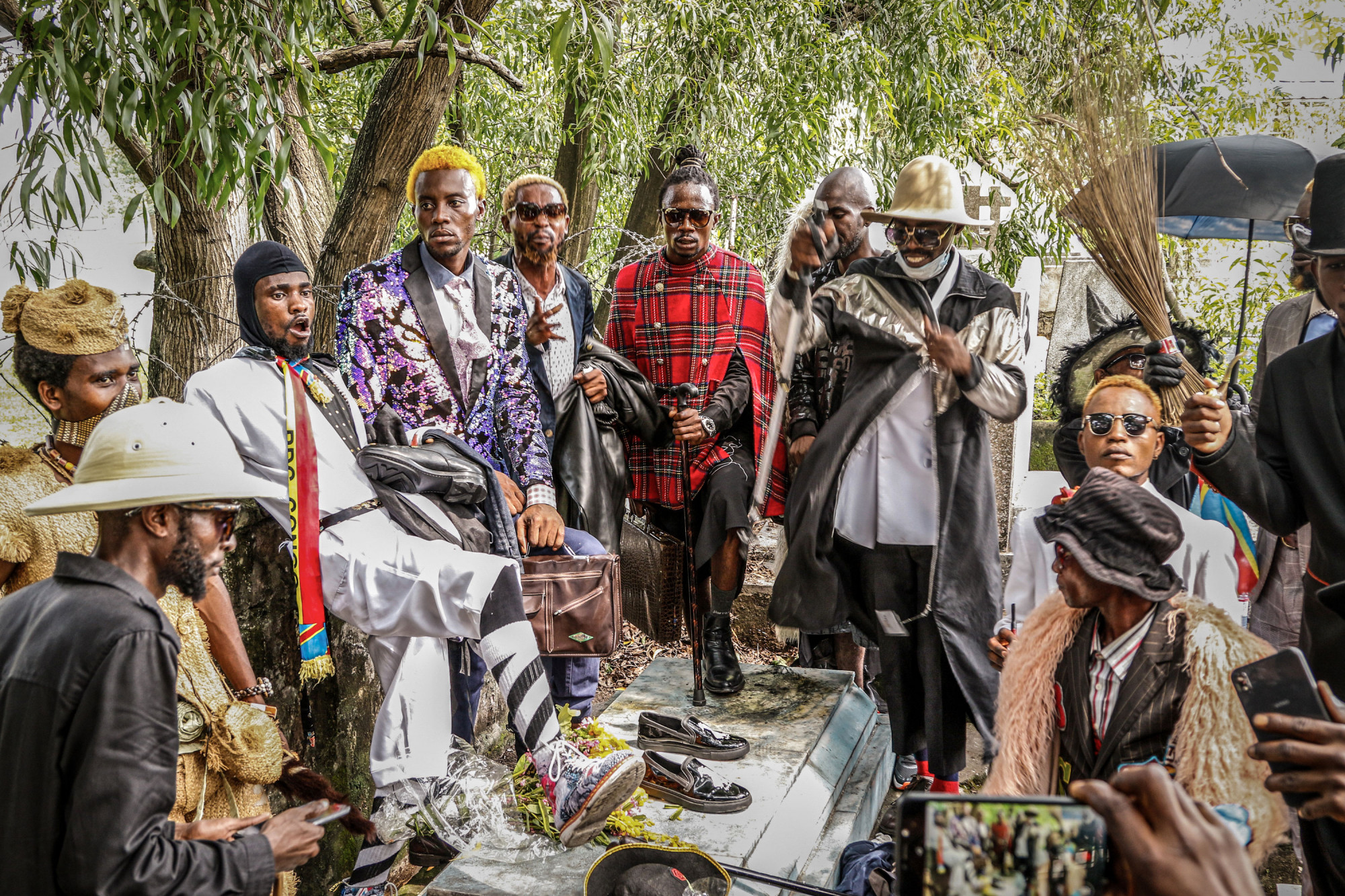 Kinshasa, DRC, February 2021. A group of sapeurs gather in the cemetery in the Gombe neighbourhood on February 10 to pay homage on the anniversary of the death of Stervos Niarcos © Justin Makangara for Fondation Carmignac