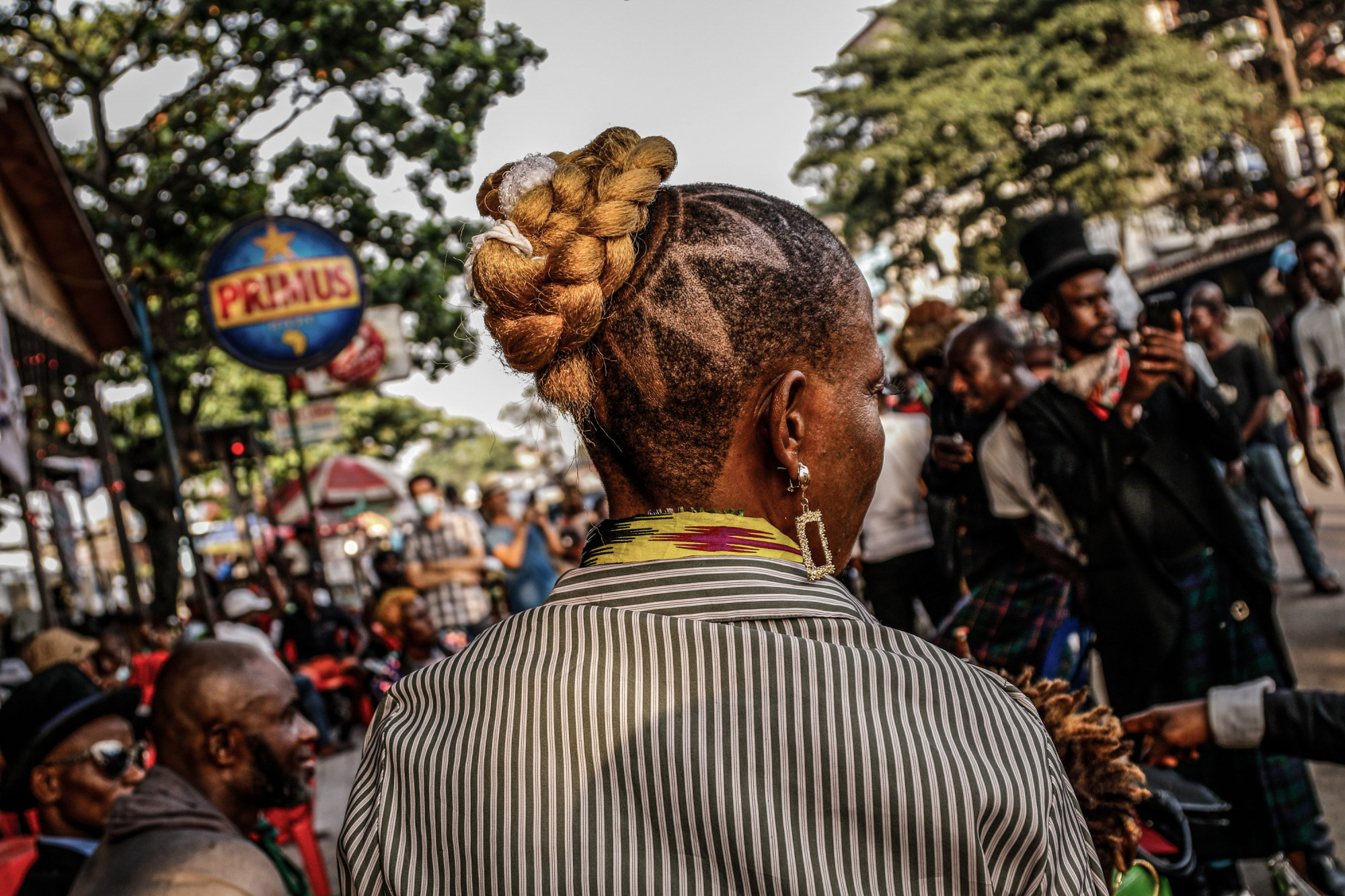 Kinshasa, RDC, février 2021. De plus en plus de femmes rejoignent le mouvement des sapeurs et font étalage de leur style, ici dans la commune de Matonge. © Justin Makangara pour la Fondation Carmignac