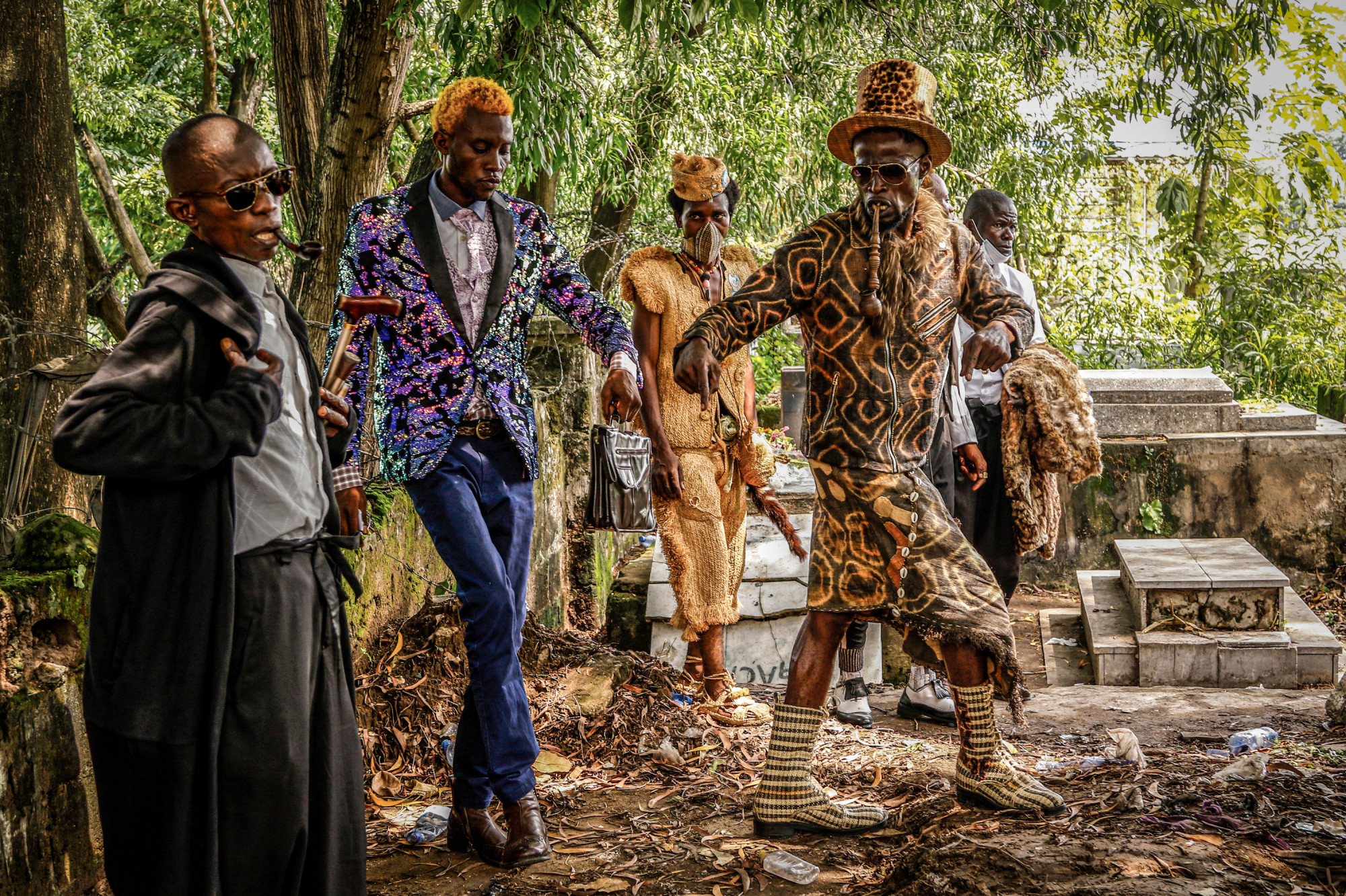 Kinshasa, DRC, February 2021. A group of sapeurs gather in the cemetery in the Gombe neighbourhood on February 10 to pay homage on the anniversary of the death of Stervos Niarcos © Justin Makangara for Fondation Carmignac