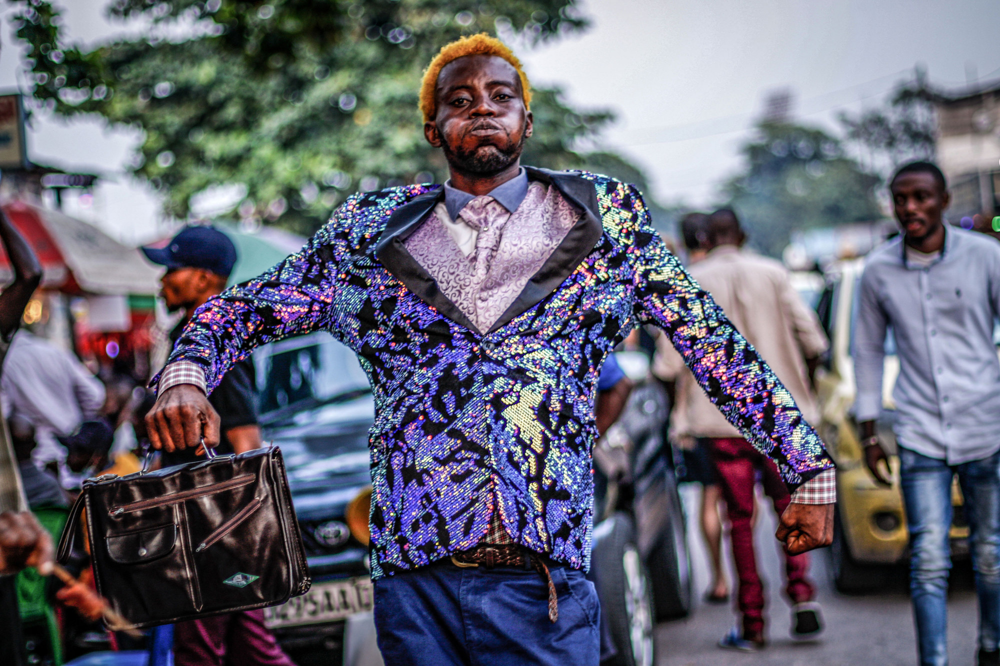 Kinshasa, RDC, février 2021. Gael Basaula, qui se fait appeler « Nyarukos ba Forme », exhibe son style flamboyant dans la commune de Matonge. © Justin Makangara pour la Fondation Carmignac
