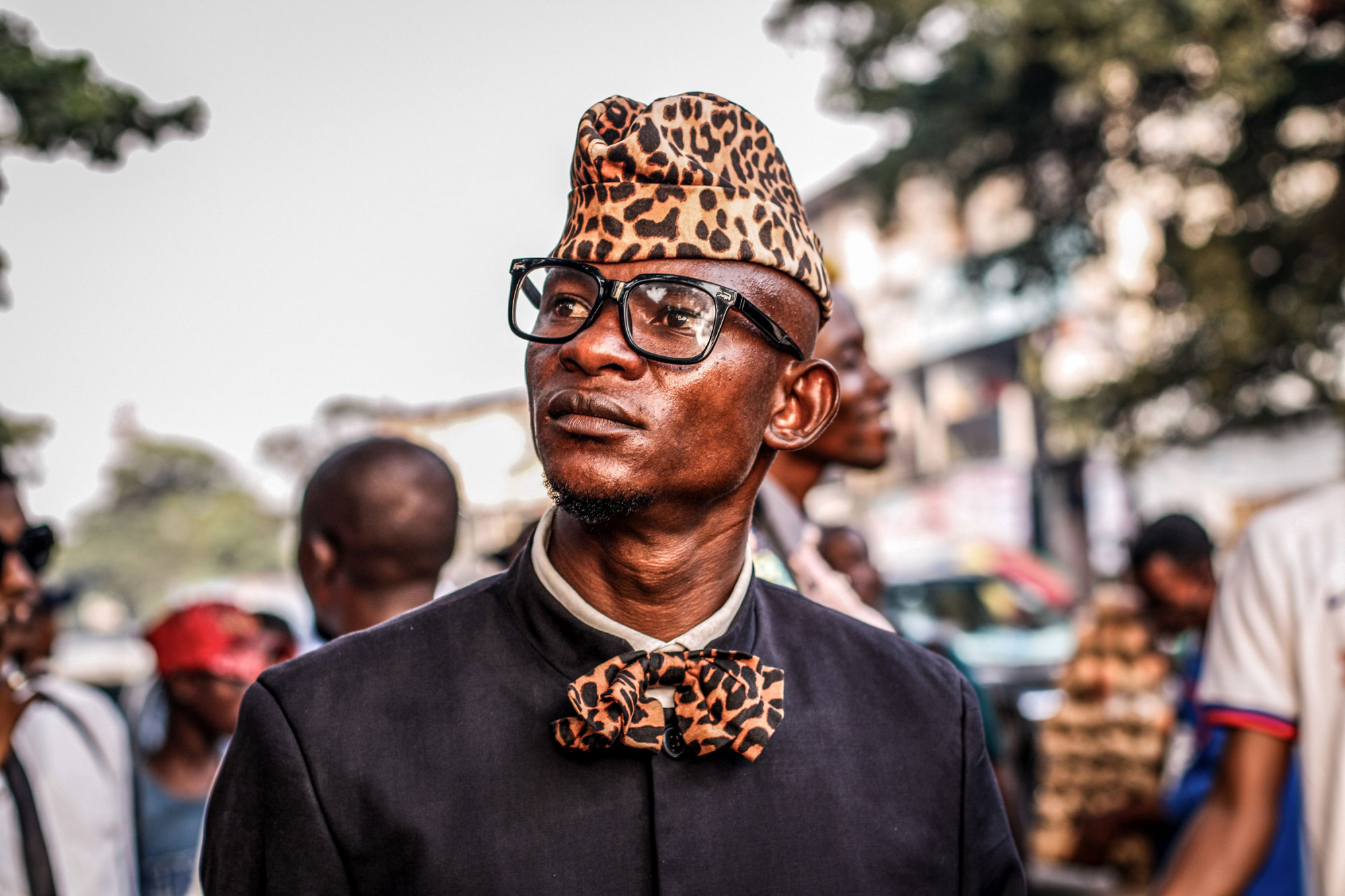 Kinshasa, RDC, février 2021. Un élégant sapeur coiffé d’une toque en peau de léopard, typique de l’époque Mobutu, participe à un rassemblement de sapeurs dans la commune de Matonge. © Justin Makangara pour la Fondation Carmignac