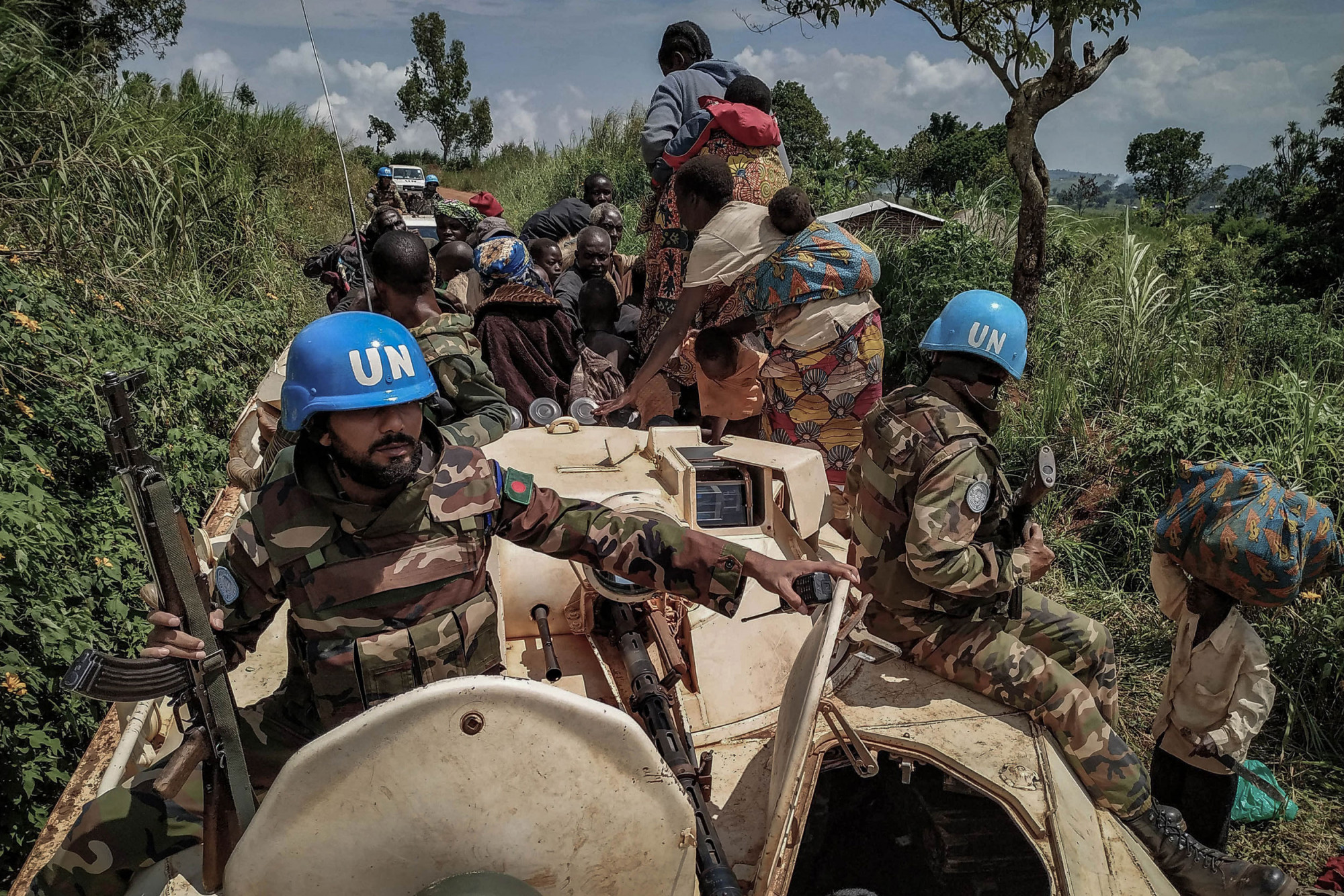 Blukwa, RDC, juin 2019. Des soldats de la paix de l’ONU aident des civils à évacuer ce village de l’Ituri, dans le territoire de Djugu, où une série de massacres a causé la mort de 161 personnes. © Archives de Dieudonné Dirole pour la Fondation Carmignac