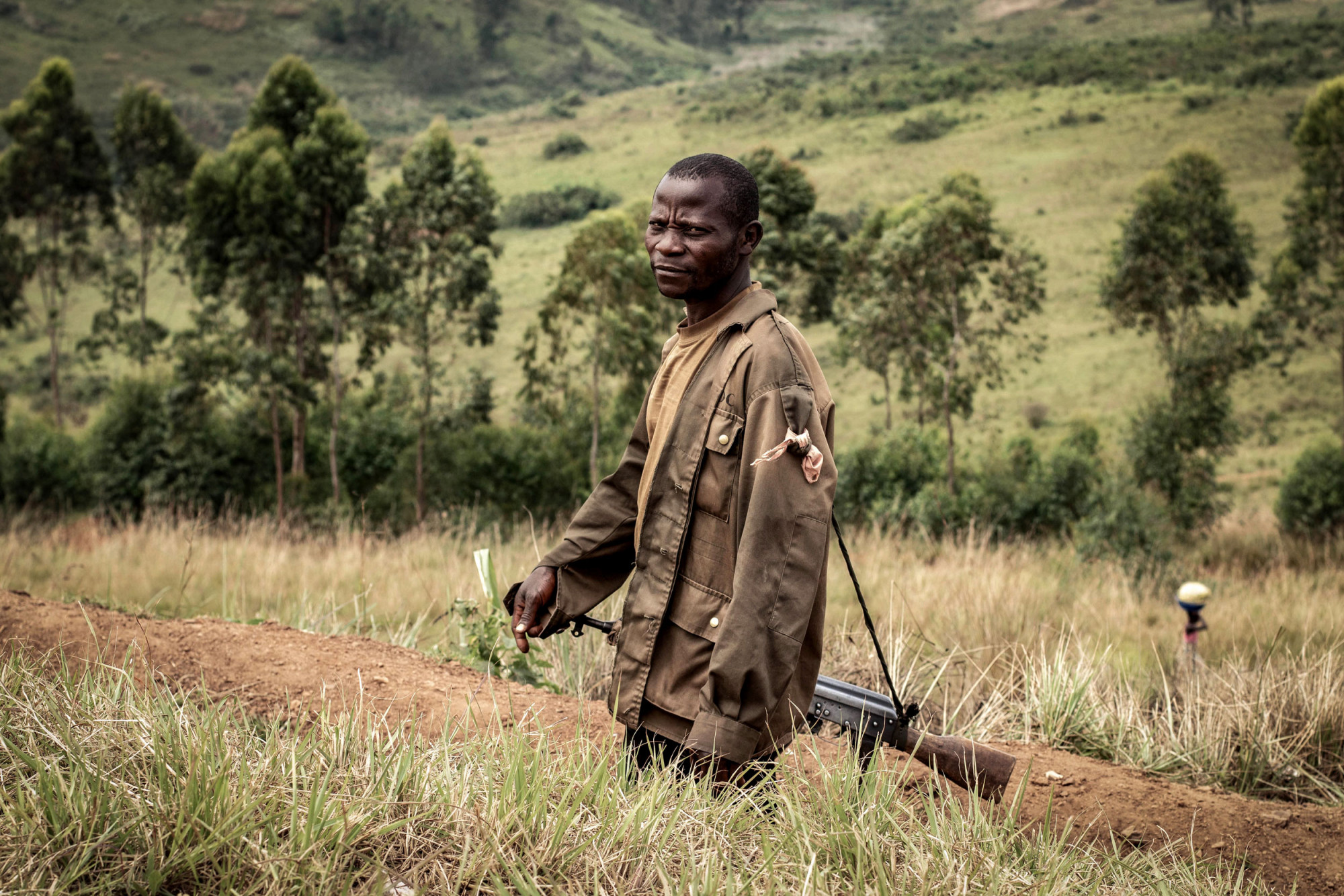 Tche, DRC, February 2020. A Congolese government soldier in the village of Tche in Ituri province in February. A series of massacres in villages in Djugu territory, including Tche, killed 161 people in early June 2019 and killings in the area have continued in 2020. Congolese security forces fighting local militias have also committed serious abuses, including extrajudicial executions, according to Human Rights Watch.© Dieudonne Dirole for Fondation Carmignac