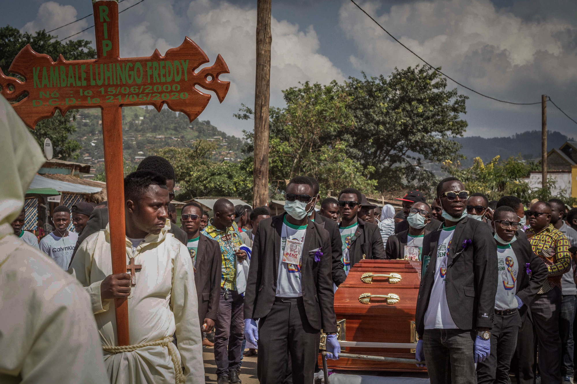 Beni, RDC,mai 2020. Des hommes portent le cercueil de Freddy Kambale, membre du mouvement de jeunesse non-violent LUCHA (Lutte pour le changement), abattu par la police lors d’une manifestation contre l’insécurité dans la ville. Selon Human Rights Watch, la violence policière est endémique en RDC. Le procès de l’auteur présumé des tirs a commencé le 8 juin. © Danny Matsongani pour la Fondation Carmignac
