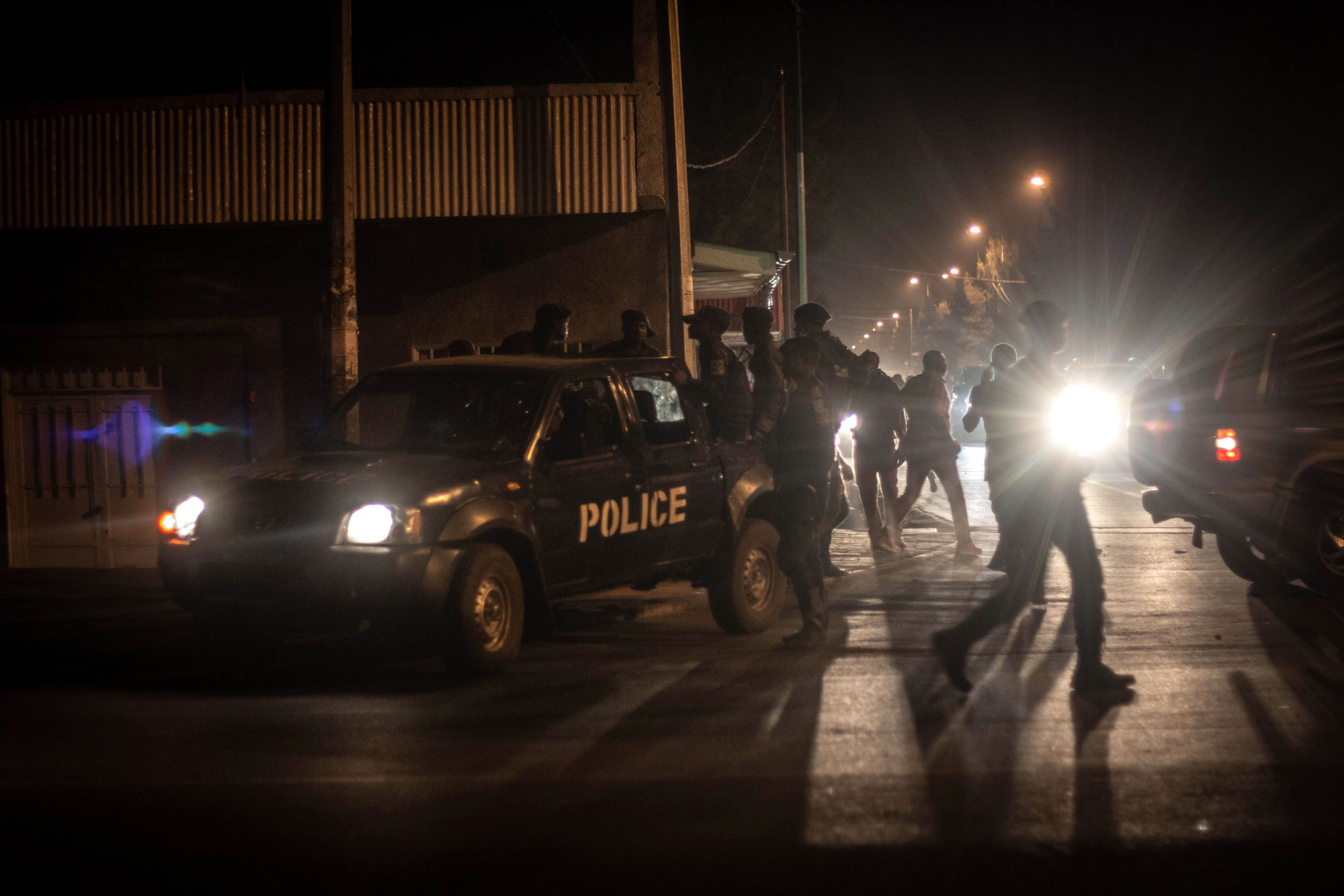 Goma, DRC, May 20th, 2020. Police set up a roadblock to enforce a new curfew imposed to limit the spread of coronavirus in the eastern Congolese city of Goma on Wednesday. © Guerchom Ndebo for Fondation Carmignac
