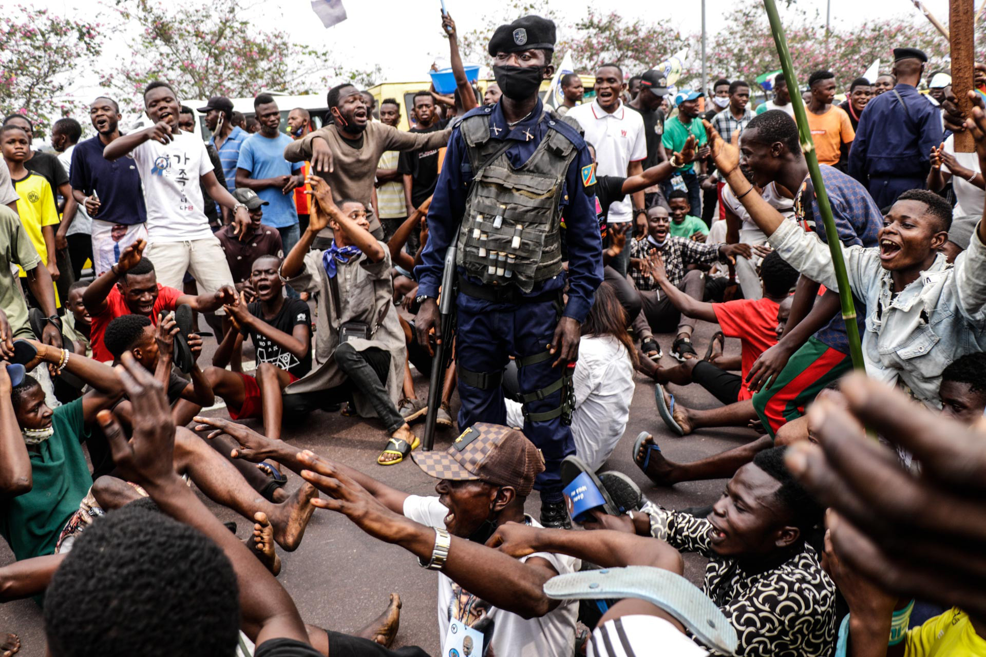 Kinshasa, RDC, 23 août 2020. Des manifestants bloquent les rues pour ralentir le convoi de police qui escorte Martin Fayulu, chef de la coalition d’opposition Lamuka (« réveille-toi » en lingala), de retour au Congo après un séjour forcé de cinq mois aux États-Unis dû aux restrictions de voyage imposées par le coronavirus. Des milliers de partisans ont envahi les rues de Kinshasa pour saluer le candidat malheureux de l’élection présidentielle, qui a appelé à des réformes et à des élections anticipées. Selon lui, l’élection présidentielle de 2018 a été confisquée par le président Félix Tshisekedi, aux termes d’un accord passé avec l’ancien dirigeant Joseph Kabila, et le gouvernement est coupable de ne pas avoir réformé la Commission électorale nationale indépendante. © Justin Makangara pour la Fondation Carmignac
