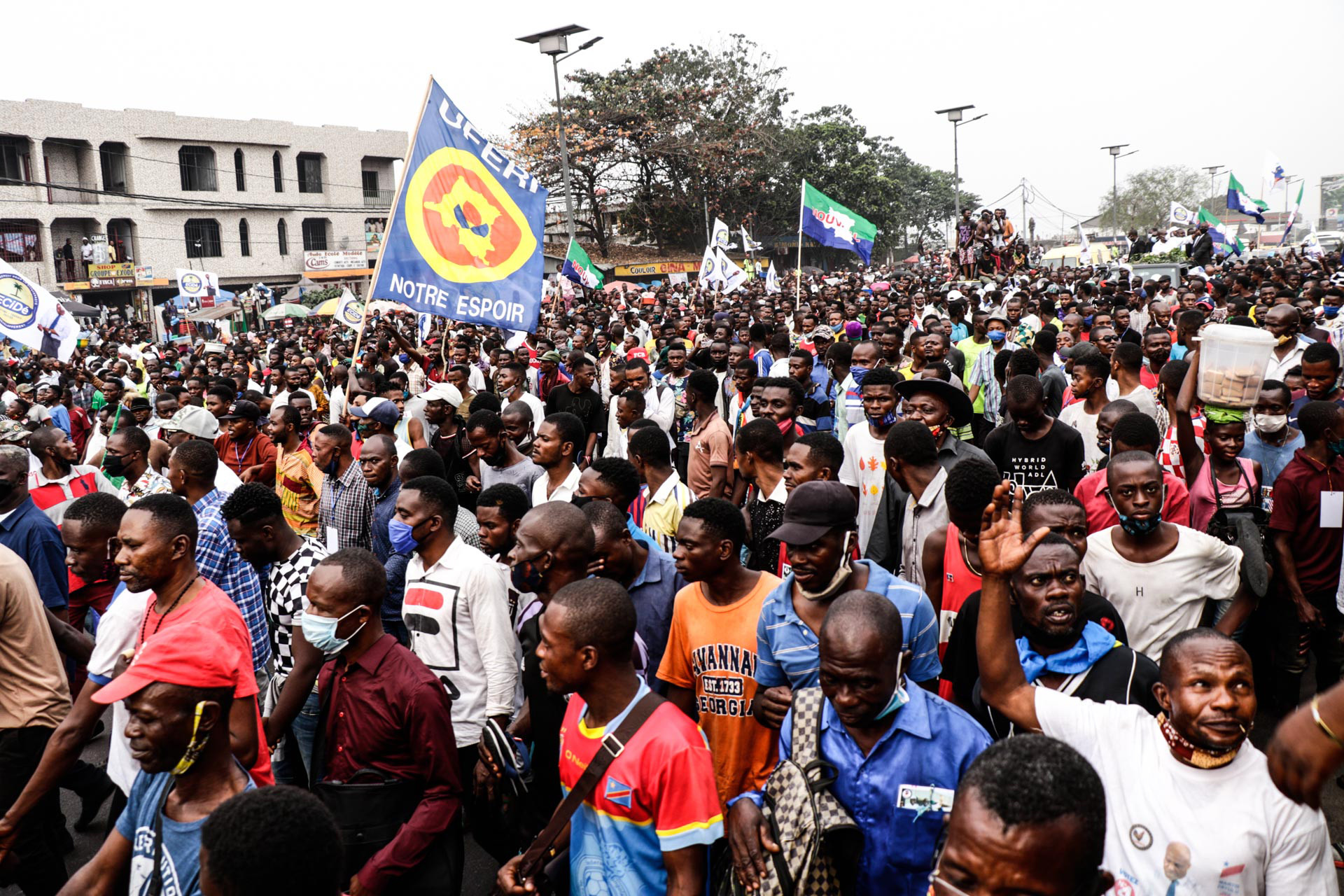 Kinshasa, DRC, August 23th 2020. Supporters line the streets, cheer and escort Lamuka opposition party leader Martin Fayulu. © Justin Makangara for Fondation Carmignac