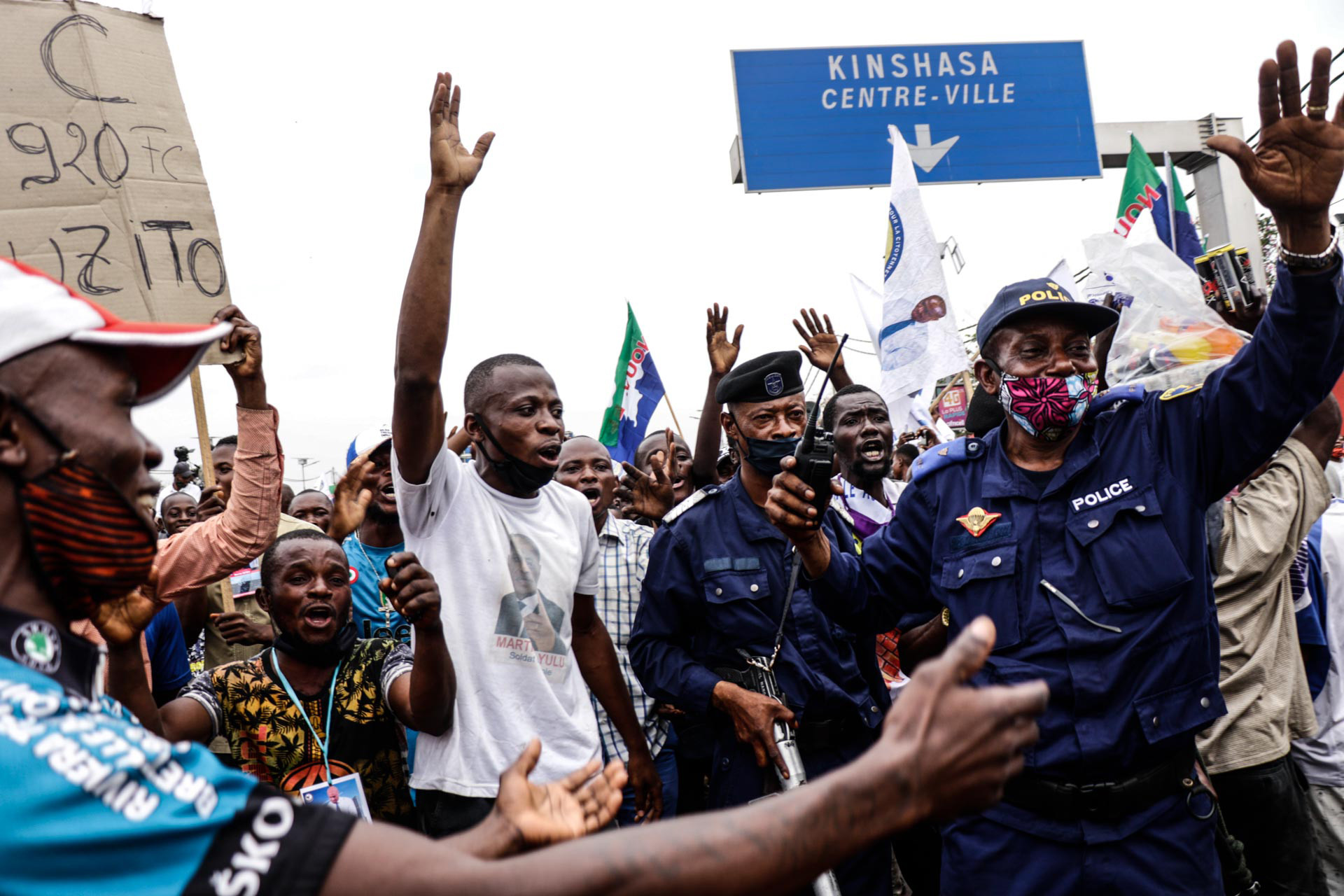 Kinshasa, DRC, August 23th 2020. Supporters line the streets, cheer and escort Lamuka opposition party leader Martin Fayulu. © Justin Makangara for Fondation Carmignac