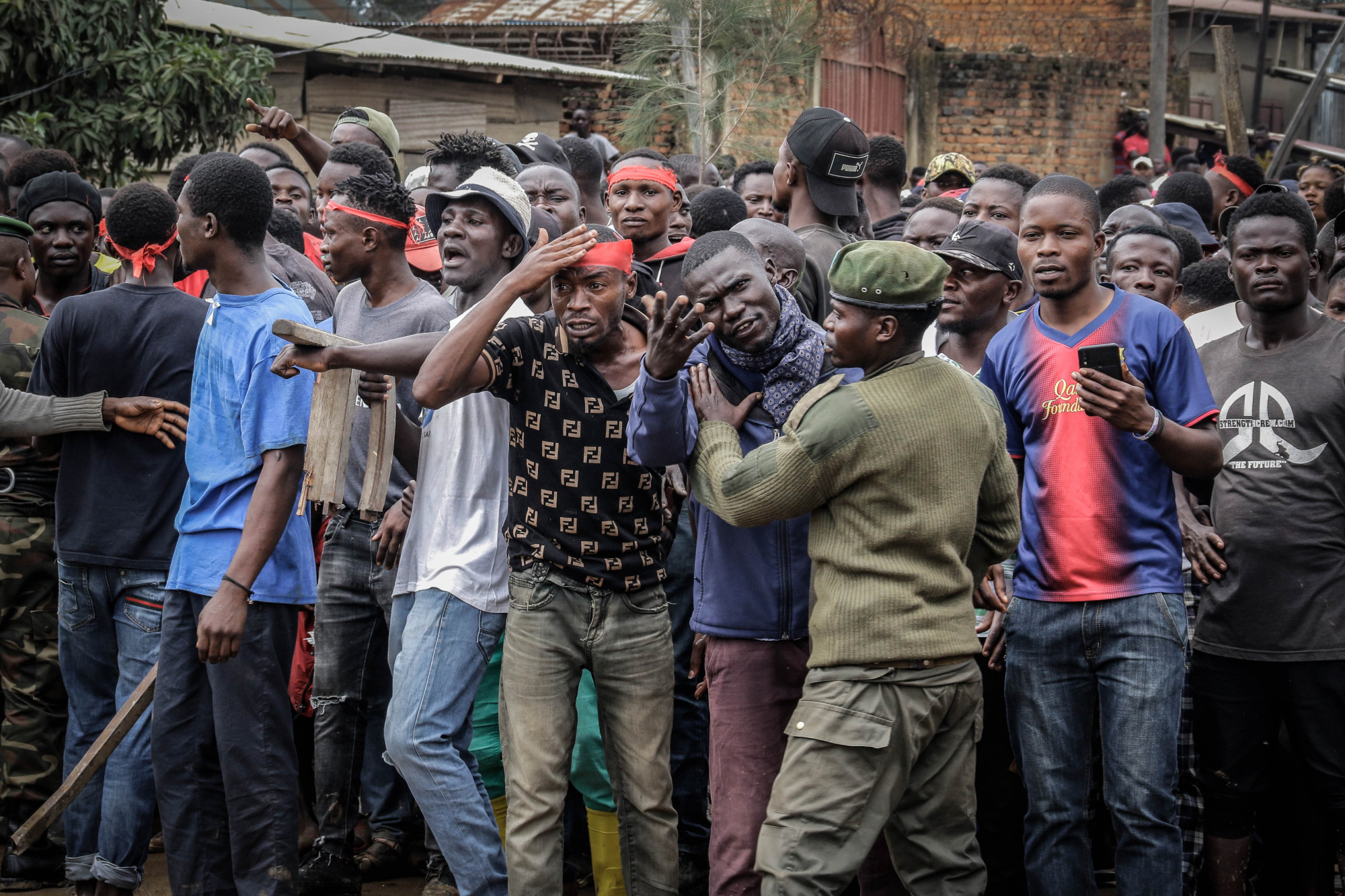 Bunia, DRC, September 4, 2020. A crowd of youths express their anger after 100 heavily armed militiamen entered the eastern Congolese city of Bunia last Friday. Some youths wore red headbands to distinguish themselves from the CODECO fighters who wore white headbands. © Dieudonné Dirole for Fondation Carmignac