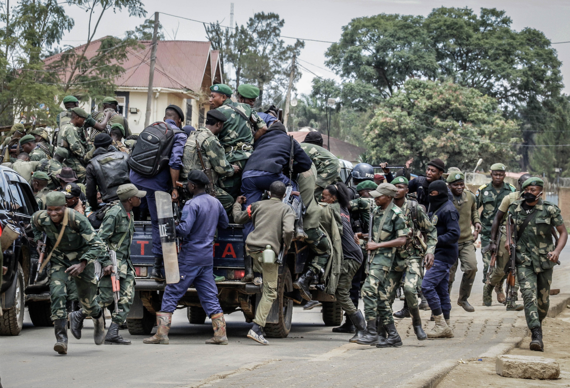 Bunia, RDC, 4 septembre 2020. Les troupes gouvernementales et la police réagissent à l’incursion d’une centaine de combattants lourdement armés de la Codeco dans le chef-lieu de l’Ituri © Dieudonné Dirole pour la Fondation Carmignac