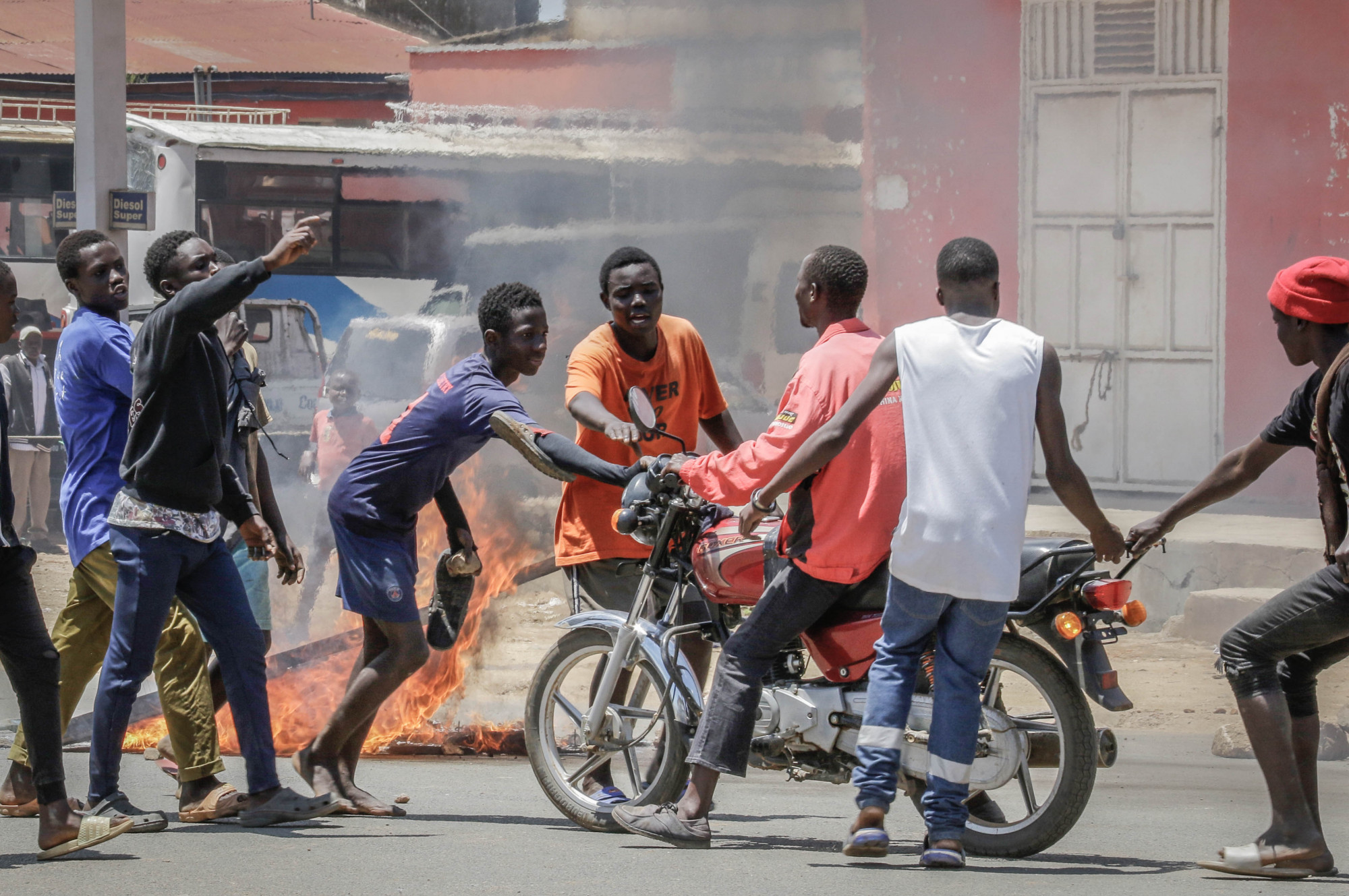 Bunia, DRC, September 4, 2020. Local youth set up a roadblock to after about 100 heavily armed fighters from the CODECO militia entered the eastern Congolese city of Bunia last Friday. © Dieudonné Dirole for Fondation Carmignac