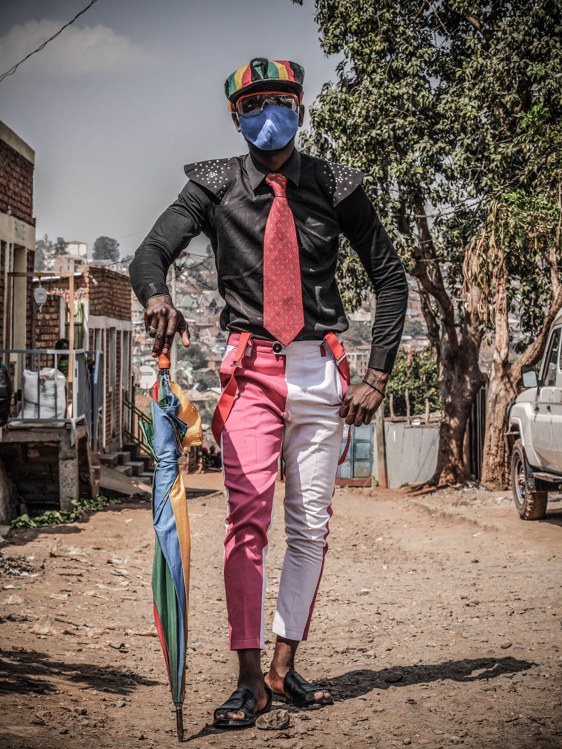 Bukavu, RDC, Août 2020. Le sapeur Chrispin Floribert Sumaili, 25 ans. Raissa Karama Rwizibuka pour la Fondation Carmignac