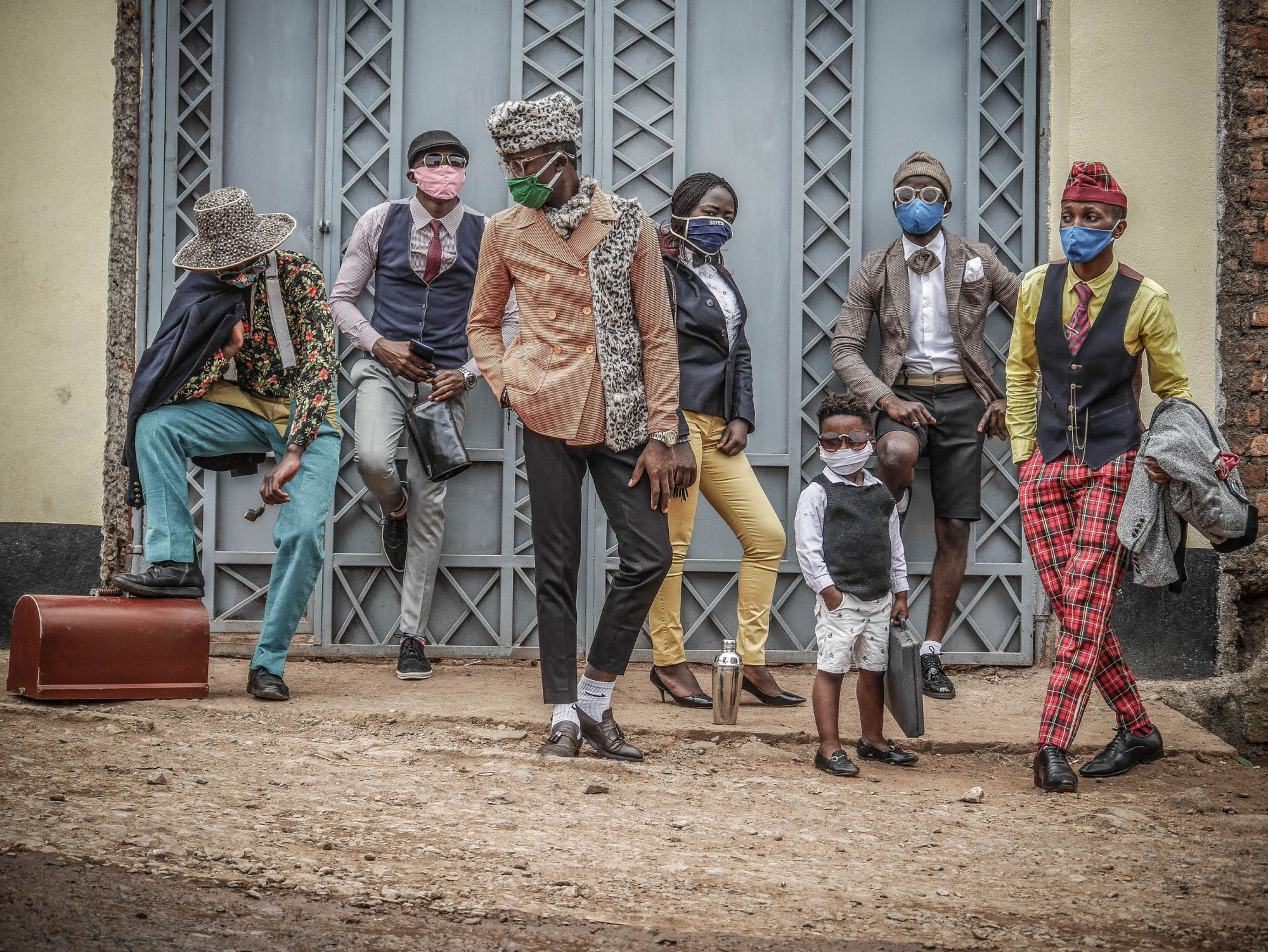 Bukavu, RDC, Août 2020. Des fans de mode affichent leur style dans les rues de la capitale du Sud-Kivu. Raissa Karama Rwizibuka pour la Fondation Carmignac